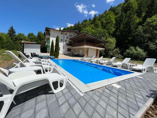 写真にはNišići市にあるVilla Green Heavenが写っています。