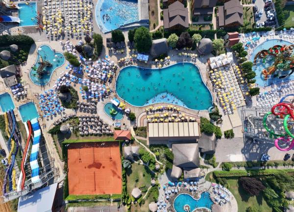 A la foto es mostra l'objecte S Club Resort Hotel FREE USE OF AQUA PARK AND SPA situat a la ciutat de Jakovo.