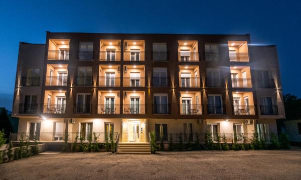 Na zdjęciu widoczny jest obiekt Pini Apart-hotel położony w mieście Babljak.