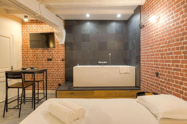 På billedet ses objektet Industrial-style studio with bathtub, Vieux-Lyon beliggende i byen Lyon.