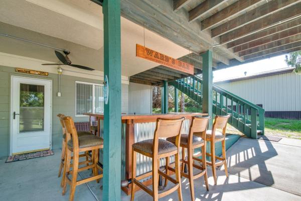 A la foto es mostra l'objecte 2-Level Home with Deck half Mi to Lake McConaughy! situat a la ciutat de Brule.