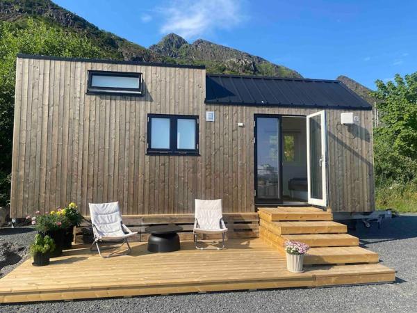 Op de foto is het object Moderne minihus ved havet te zien, gelegen in de stad Sørvågen.