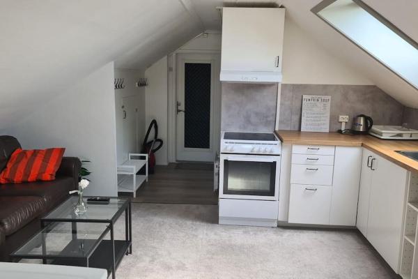 Cosey 1 bedroom loft with free parking, Stavanger