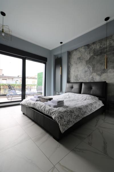 Na zdjęciu widoczny jest obiekt Deluxe Skyline Retreat Studio - Old Town Bucharest położony w mieście Bukareszt.