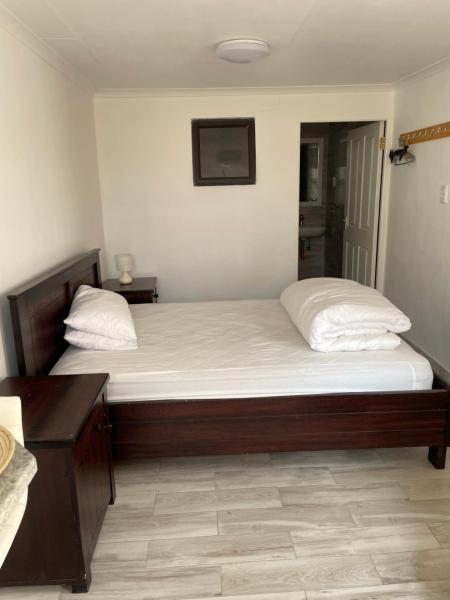 A la foto es mostra l'objecte The Oasis Accommodation situat a la ciutat de Lüderitz.