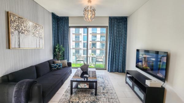 På billedet ses objektet STAY BY LATINEM Luxury 1BR Holiday Home G61024 near Burj Khalifa beliggende i byen Dubai.