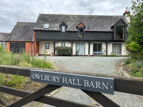 A la foto es mostra l'objecte Owlbury Hall Barn situat a la ciutat de Snead.