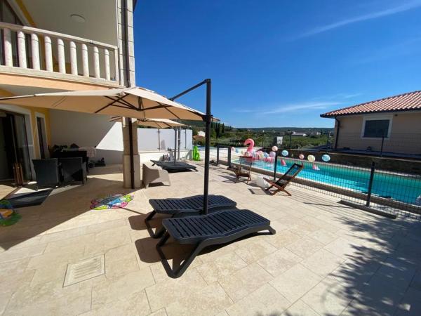 A la foto es mostra l'objecte POP'S POOL PLACE situat a la ciutat de Sečovlje.