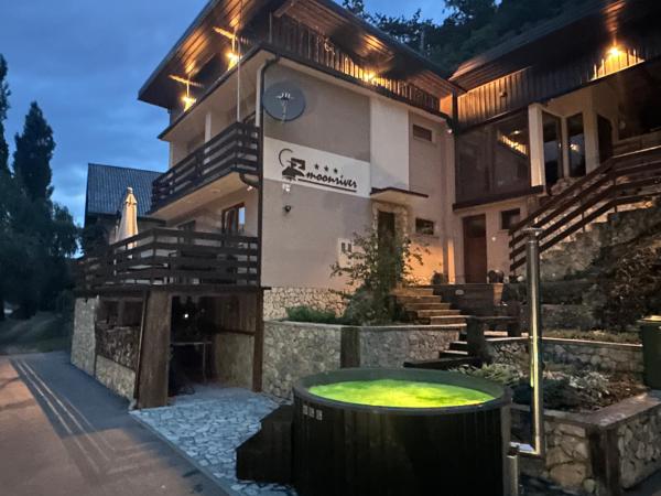 Na fotografii je vidět objekt Moonriver Apartment nacházející se ve městě Veljun.