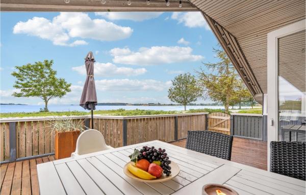 На фото показан объект Three-Bedroom Holiday Home In Haderslev, расположенный в городе Diernæs.