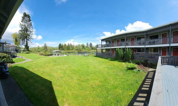 写真にはキャンベルリバー市にあるCampbell River Lodgeが写っています。