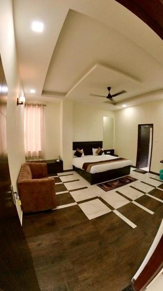 A la foto es mostra l'objecte Hotel Govindam Elite situat a la ciutat de Juhi Bari.
