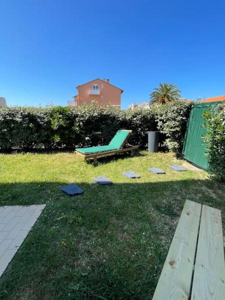 На фото показан объект Joli appartement avec jardin à 400m de la plage, расположенный в городе Chambre-dʼAmour.