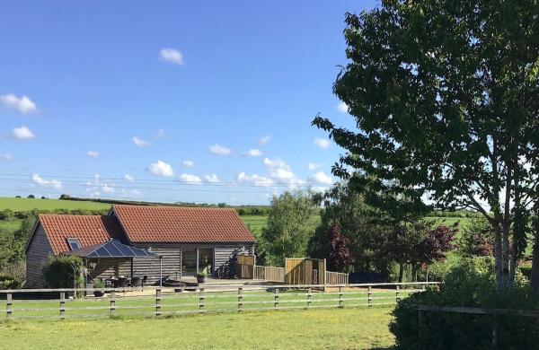 The photo shows the Cuckoo Barn Lodge located in the city of Empingham.