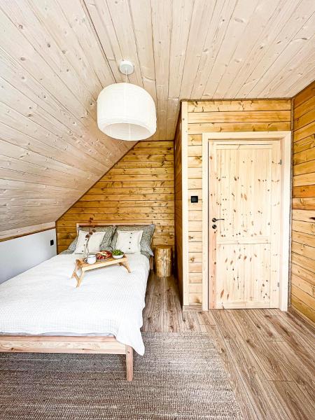 Na fotografii je vidět objekt ZaBieszczaduj - apartamenty do wynajęcia nacházející se ve městě Lutowiska.