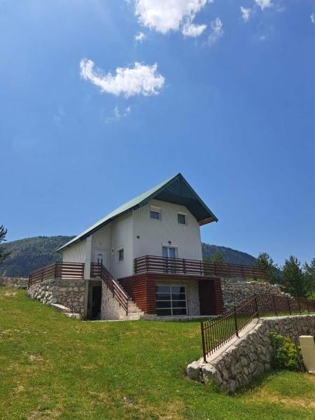 Auf dem Foto ist das Objekt Mountain Peace Cottage in der Stadt Zminica zu sehen.