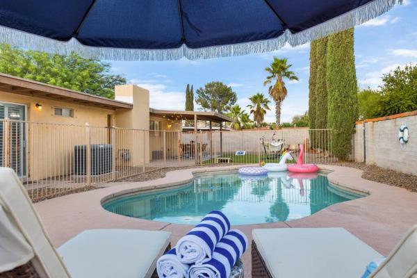 A la foto es mostra l'objecte Pool, Fire Pit, Ping-Pong situat a la ciutat de Tucson.