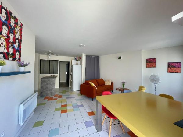 A la foto es mostra l'objecte Appart Pop-Art proche autoroute, plages et attractions, Wifi - TV, déco stylée, calme situat a la ciutat de Bessan.