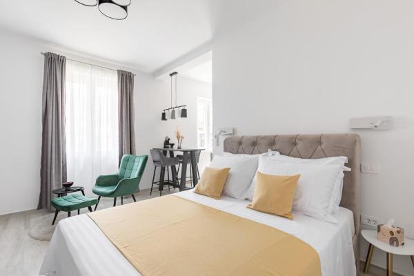 The photo shows the Studio apartment Home located in the city of Split.