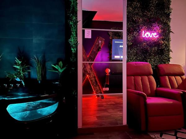 A la foto es mostra l'objecte Red love-room / Balnéo & plus ! situat a la ciutat de Bougligny.