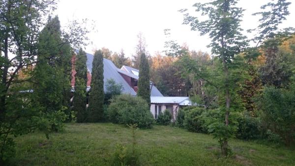 Na zdjęciu widoczny jest obiekt Wynajem pokoi-Burniszki położony w mieście Okliny.