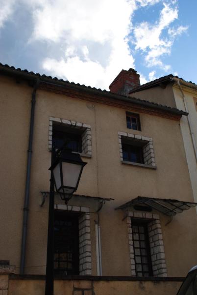 A la foto es mostra l'objecte Mays' House situat a la ciutat de Pressac.