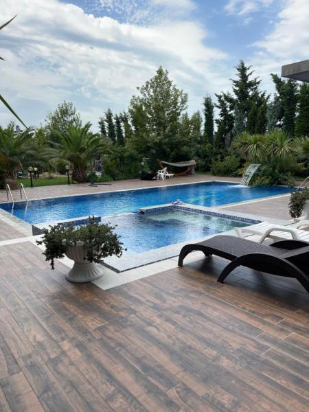 A la foto es mostra l'objecte Baku White Villa situat a la ciutat de Şüvǝlǝn.