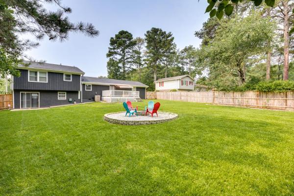 Op de foto is het object Family Home with Yard - 25 Mi to Downtown Atlanta! te zien, gelegen in de stad Douglasville.