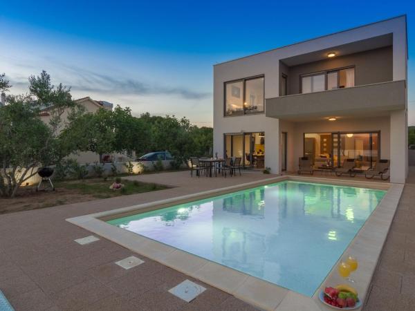 A la foto es mostra l'objecte Villa in Turanj with Stunning Sea Views situat a la ciutat de Turanj.