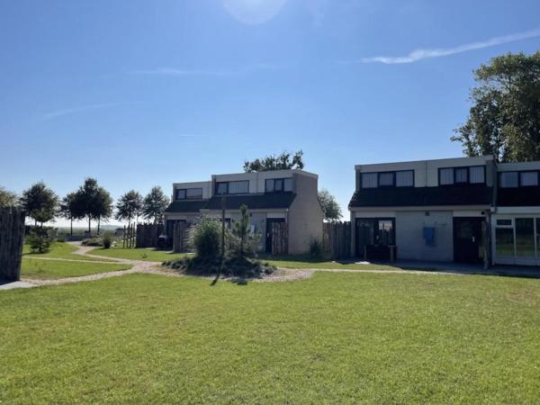 Na fotografii je vidět objekt Holiday home Vakantiepark 't Eibernest Texel nacházející se ve městě De Cocksdorp.
