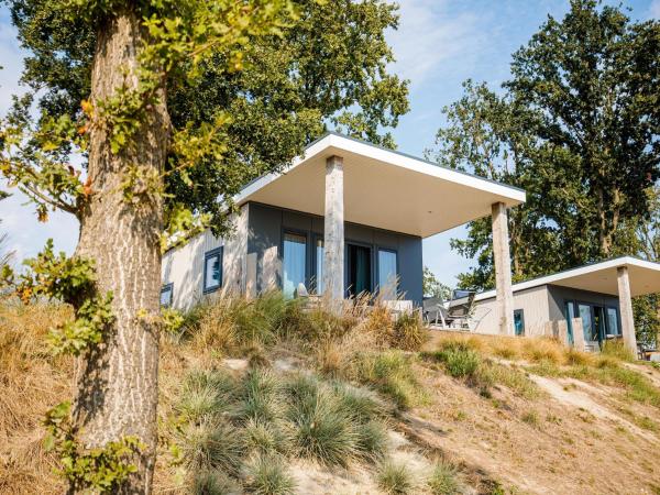 Chalet with a view of the beach or harbour, in a holiday park on the Leukermeer