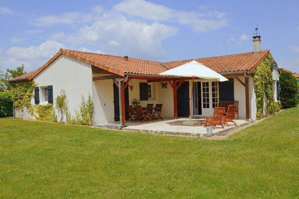 Na fotografii je vidět objekt Luxury Villa in France with Pool nacházející se ve městě Vasles.