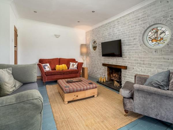 Pass The Keys Charming 3 Bed House With Parking And Large Garden - Watford