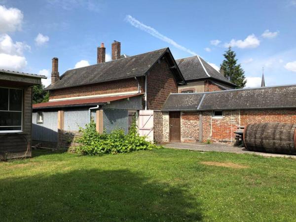 A la foto es mostra l'objecte Gîte au cœur d'une résidence d'artiste situat a la ciutat de Préaux.