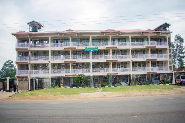 På billedet ses objektet GLAMOUR APOLLO HOTEL beliggende i byen Webuye.