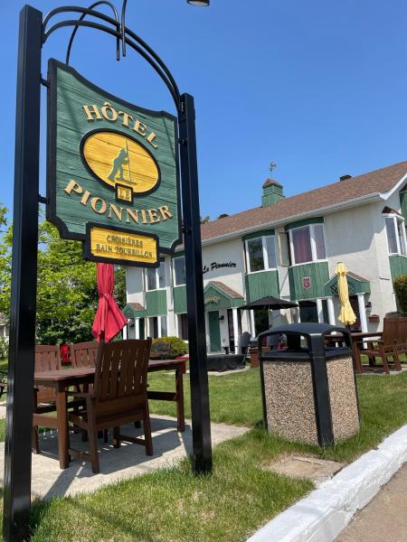 A la foto es mostra l'objecte Hotel Le Pionnier situat a la ciutat de Tadoussac.