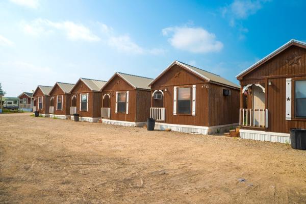 Na zdjęciu widoczny jest obiekt Grand Eagle Ford Lodge & RV Park położony w mieście Simmons.