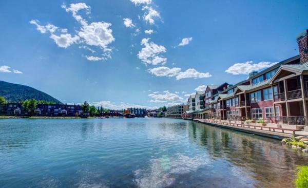 A la foto es mostra l'objecte 2 Bedroom Montezuma Condo At Lakeside Village - Shuttle To Slopes! situat a la ciutat de Keystone.