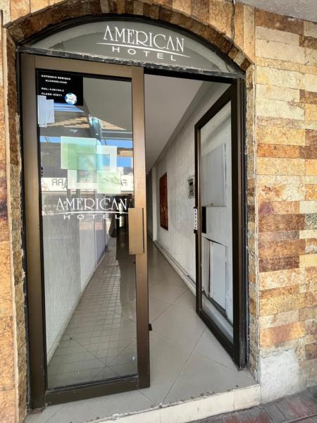 写真にはPunitaqui市にあるhotel americanが写っています。