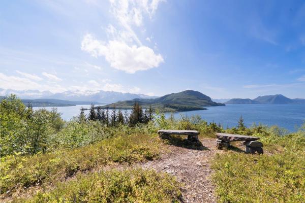 A la foto es mostra l'objecte Koselig og usjenert hytte med fantastisk utsikt og solforhold situat a la ciutat de Forstranda.