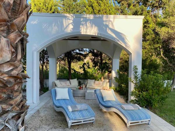 Photo 3 : Villa Sofia with garden, pool and lounge areas
