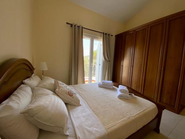 Photo 4 : Villa Sofia with garden, pool and lounge areas
