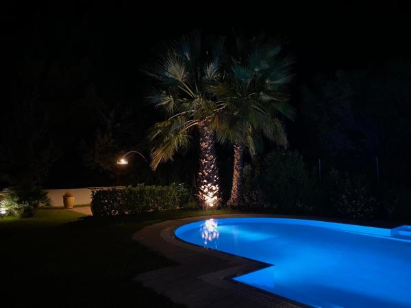 Photo 8 : Villa Sofia with garden, pool and lounge areas