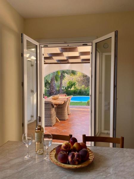 Photo 9 : Villa Sofia with garden, pool and lounge areas