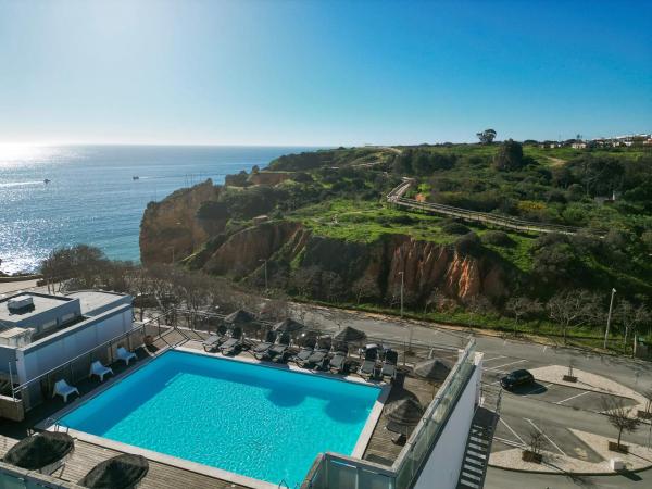 Na zdjęciu widoczny jest obiekt Carvi Beach Hotel położony w mieście Lagos.