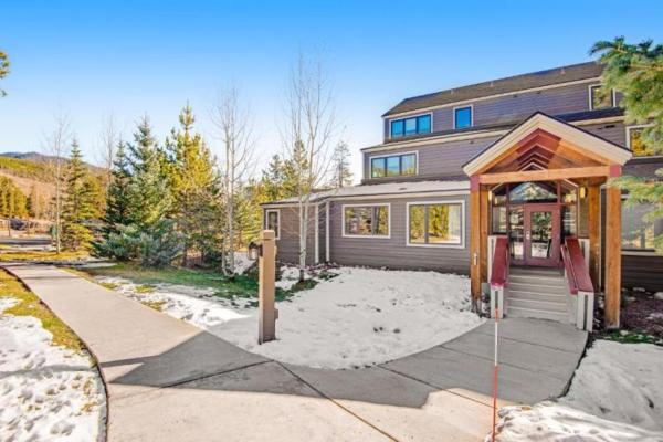 A la foto es mostra l'objecte Remodeled And Oversized 2-Bedroom Condo In West Keystone With Mountain Views, Pool, Hot Tub & Shuttle To Slopes! situat a la ciutat de Keystone.