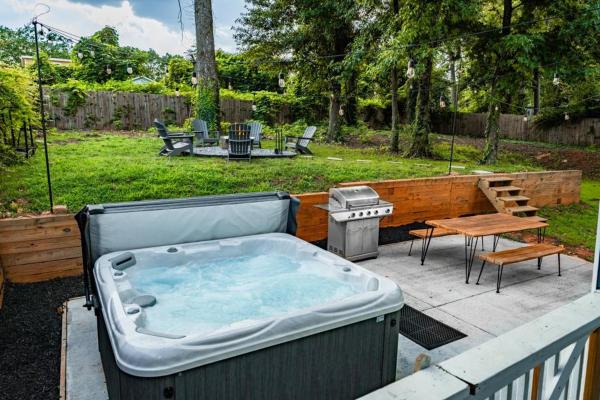 The photo shows the Large Modern Home Centrally located With Hot Tub located in the city of Atlanta.