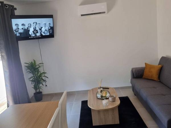 På billedet ses objektet maison cosy avec cours beliggende i byen Avignon.