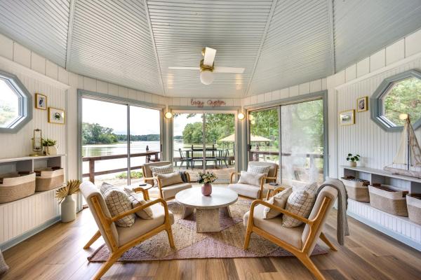 Na fotografii je vidět objekt Waterfront Heathsville Cottage with Dock and Hot Tub! nacházející se ve městě Lottsburg.