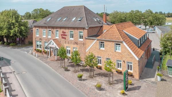 Na fotografii je vidět objekt Hotel Zum Großen Krug nacházející se ve městě Wirdum.